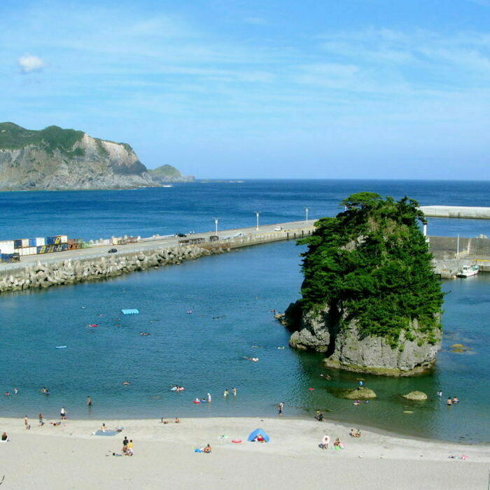 海水浴場と丸島