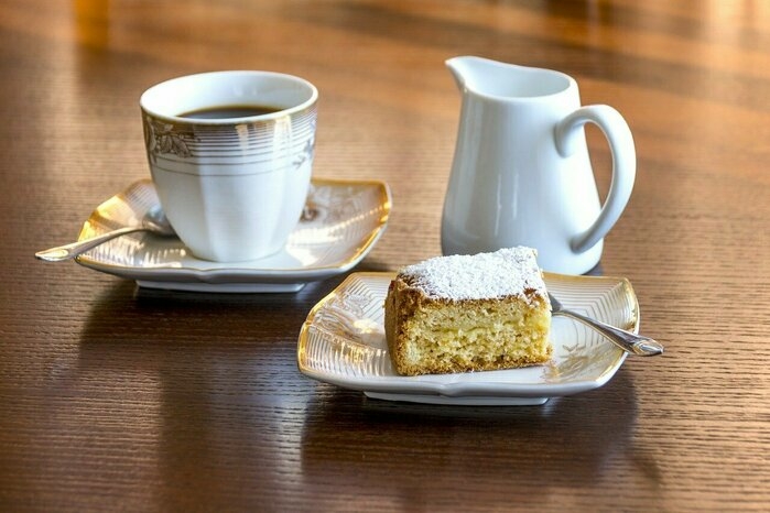 カフェでコーヒーとケーキを