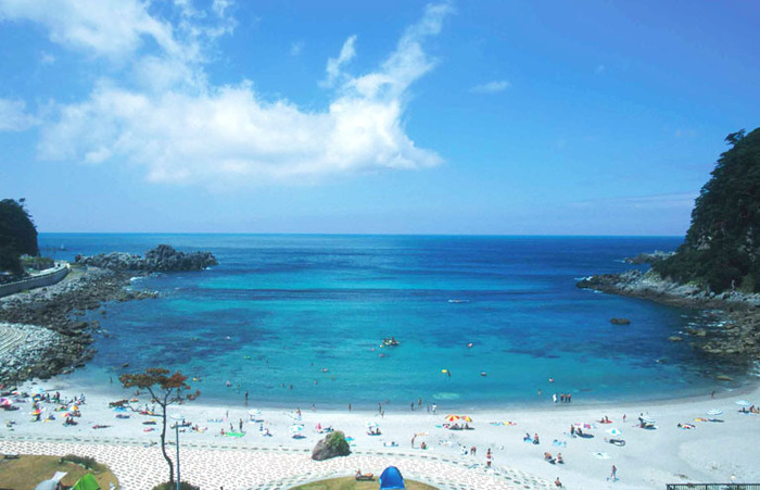 沢尻海岸の砂浜と海