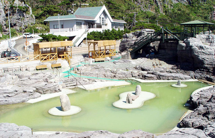 神津島温泉保養センターの建物と大露天風呂
