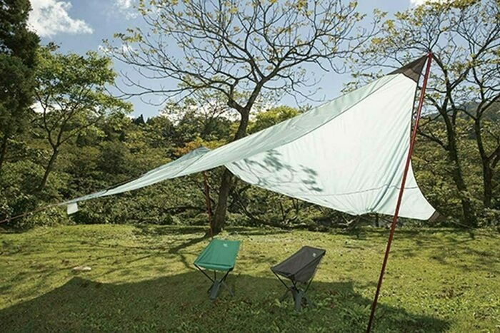 タープを広げているようす