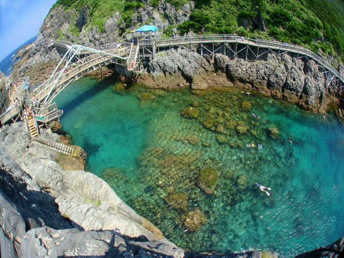 海に掛かった遊歩道と透き通った海