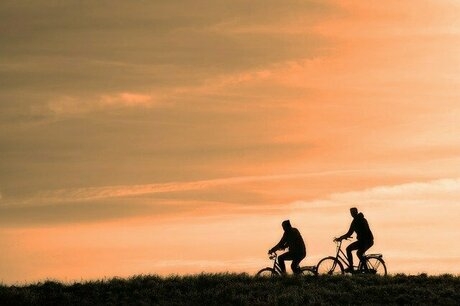 夕方に自転車をこぐ二人