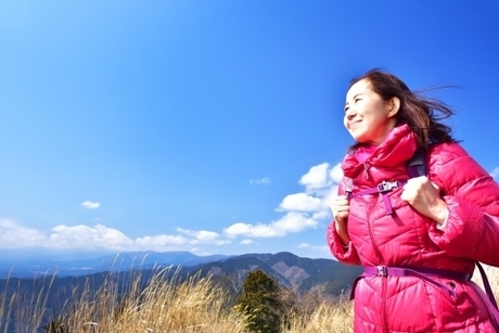 登山をしているリュックを背負った女性