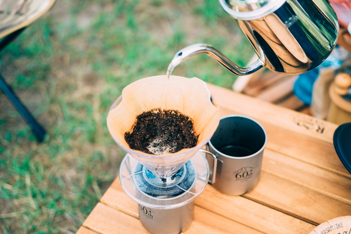 屋外でコーヒーを淹れている