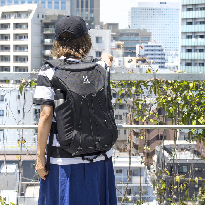 コーカーを背負った女性