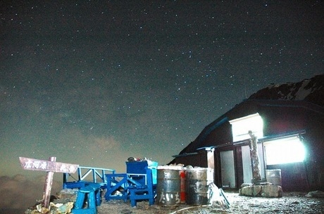 北岳肩の小屋の夜の風景