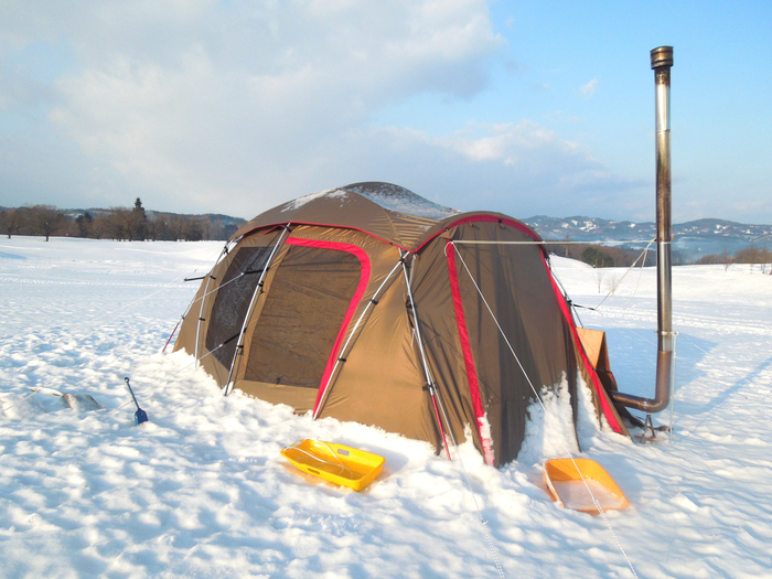 雪中キャンプのテント