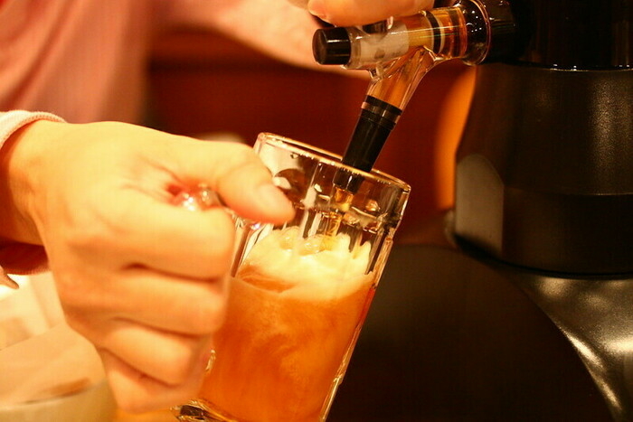 ビールを注がれているジョッキ