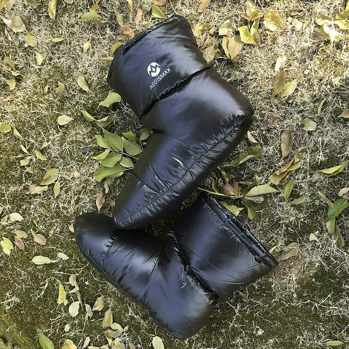 芝生の上に置かれたアウトドアスリッパ