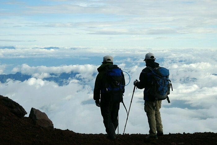 登山を楽しむ男性2人