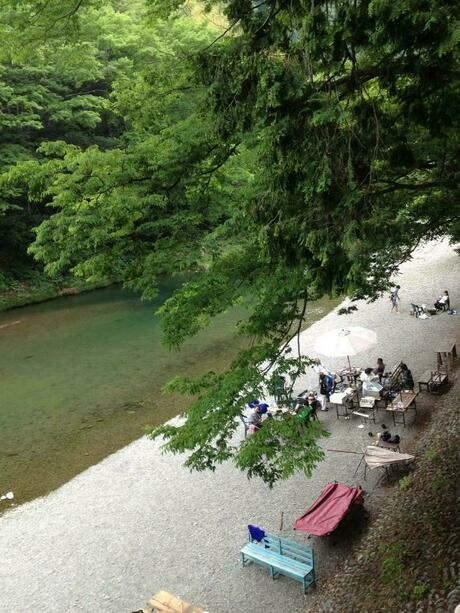 伊奈キャンプ村の川辺のようす