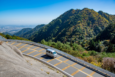 山の中を走る軽自動車