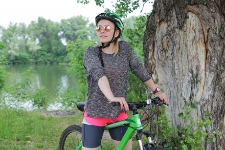 マウンテンバイクの乗る女性