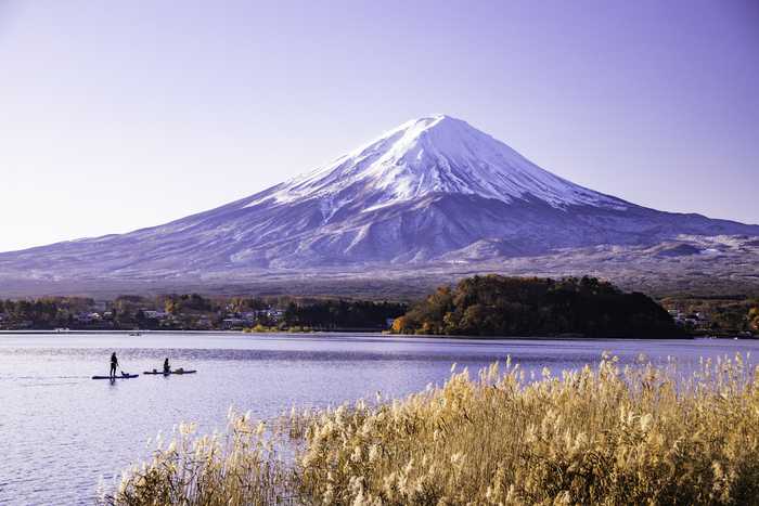 富士山を前にサップをする人たち