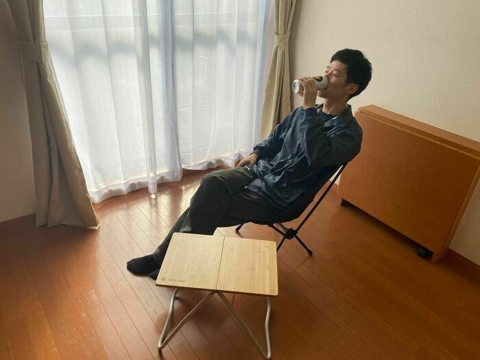 アウトドア家具でくつろぐ男性