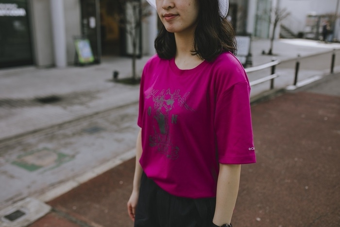 ビビットカラーの半そでTシャツを身に着けた女性