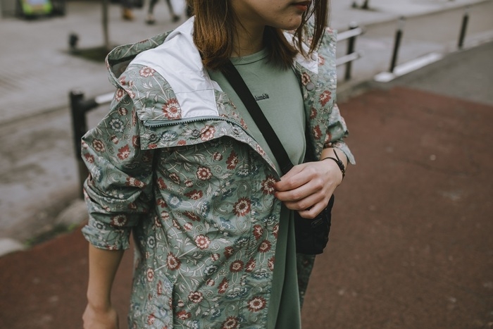 花柄のグリーンのアウターを着ている女性