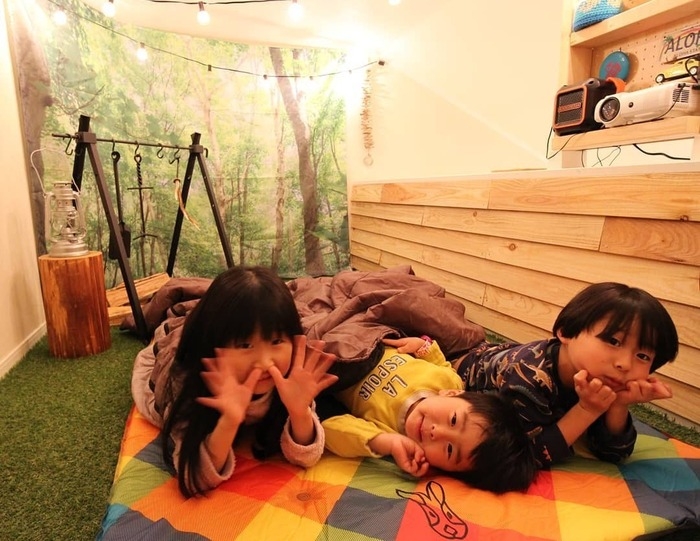 おうちキャンプで寝る子供たち