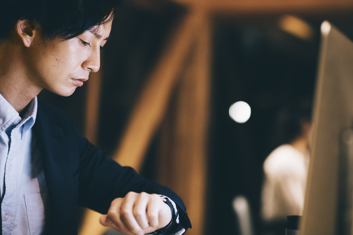 腕時計を見ている男性