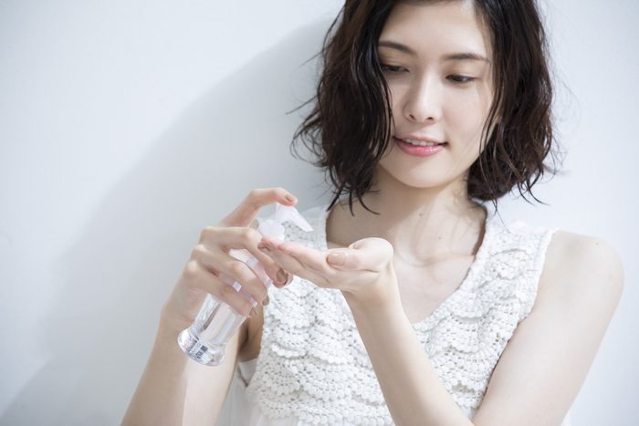 ヘアケアしている女性