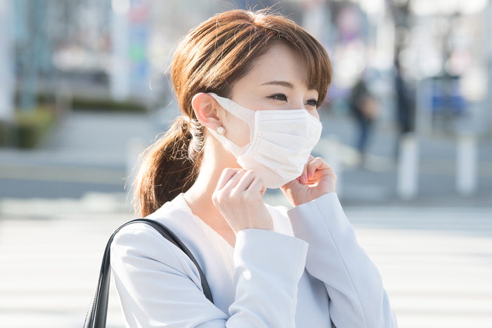 マスクをする女性