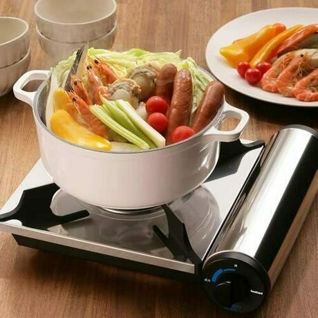 イワタニのカセットコンロで煮込料理を作っているところ