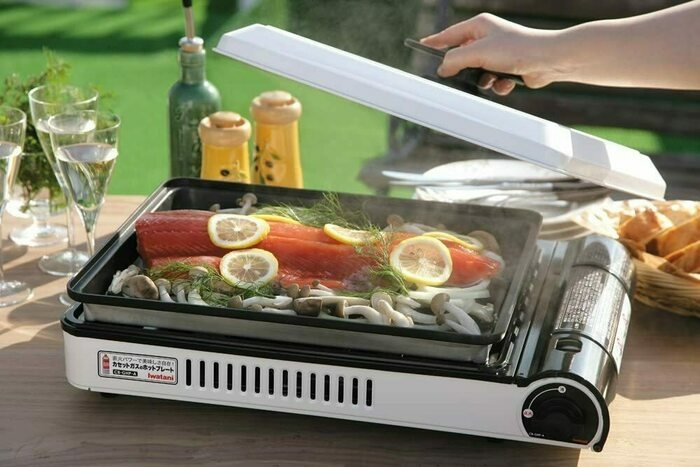 イワタニのふた付きホットプレートで蒸し料理を作っているところ