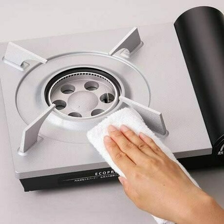 イワタニのカセットコンロをお手入れしているところ