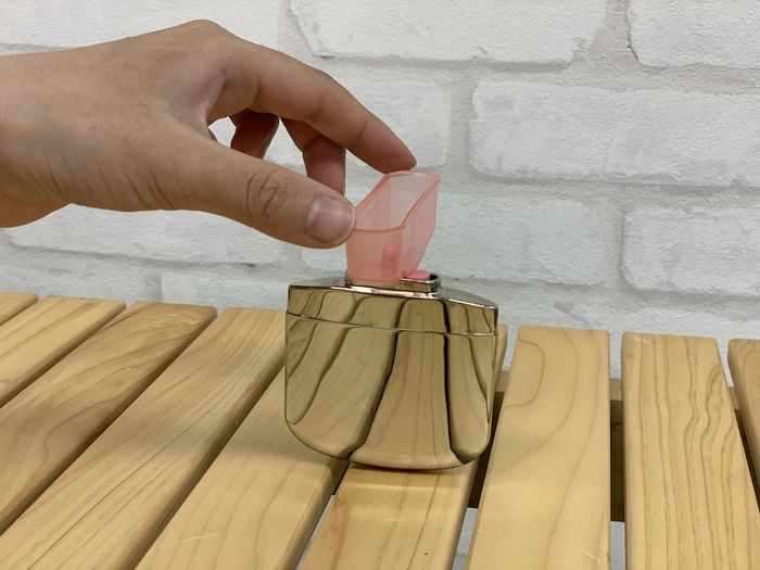 専用カップを90度に回転させる