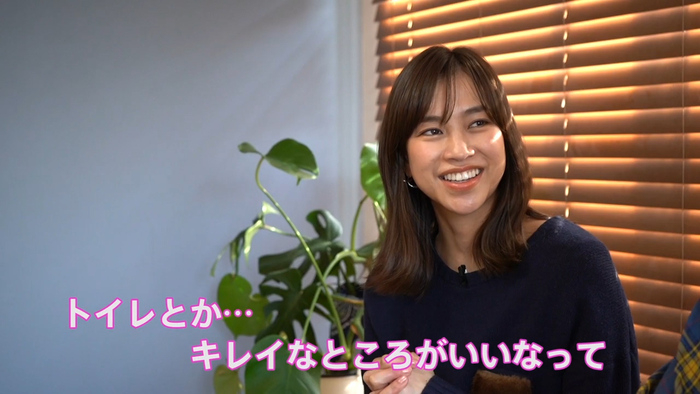 キャンプ場選びについて学ぶ紺野さん