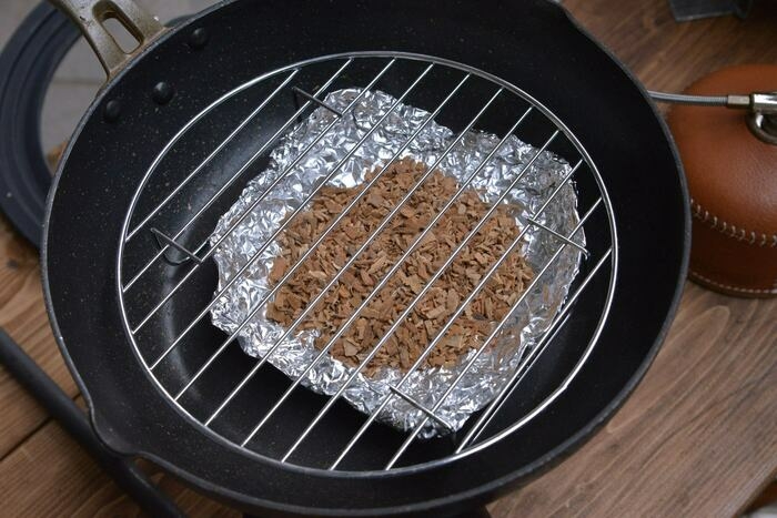 燻製料理がつくれるフライパン