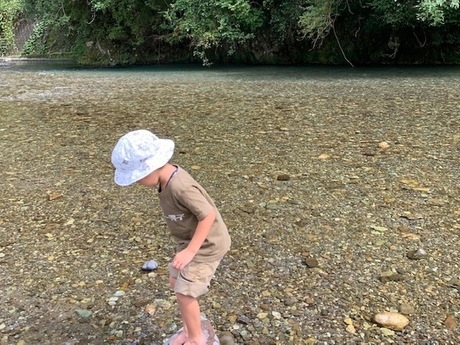 清流で遊ぶ子供