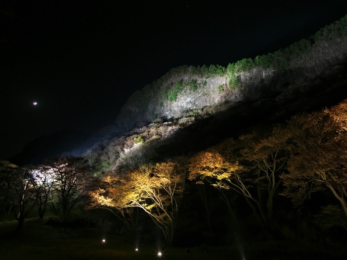 曽根高原 屏風岩のライトアップの様子