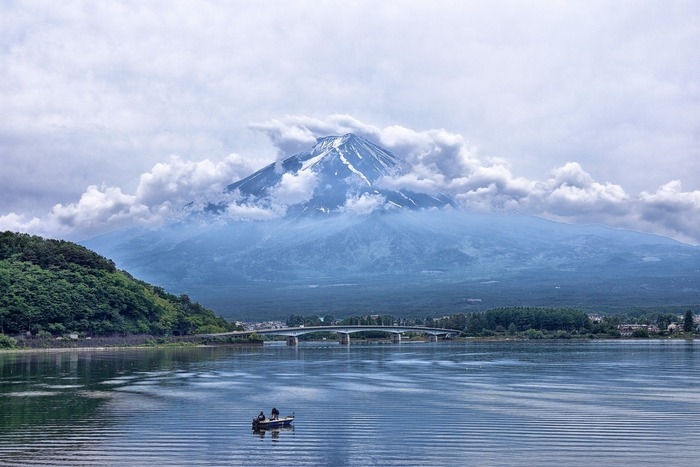 厚い雲がかかった富士山