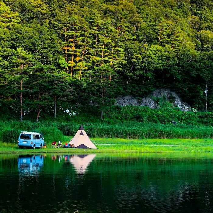 湖畔でキャンプしている様子