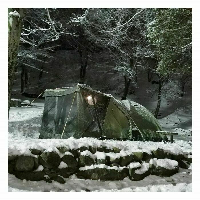 雪中でキャンプしている様子