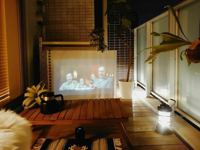 ベランダで映画鑑賞する