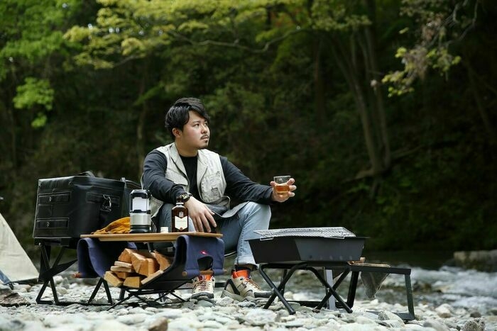 テントサイトでくつろぐ加藤さん