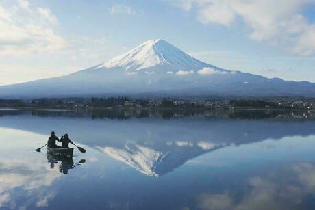 富士山の近くの湖でカヌーをしている様子