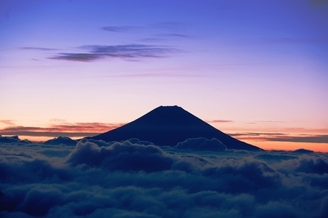夕暮れ時の富士山