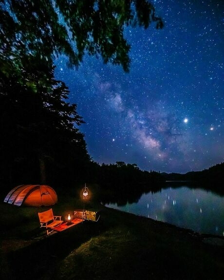 調光可能なコールマンのランタンの灯りを小さくして撮った星空キャンプ写真