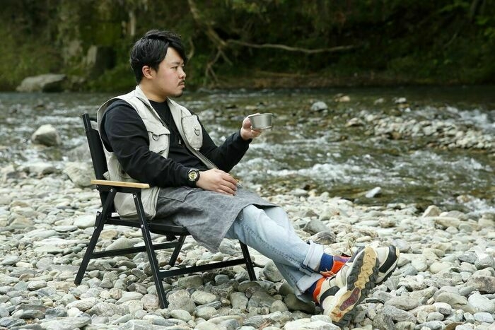 チェアで寛ぐ男性