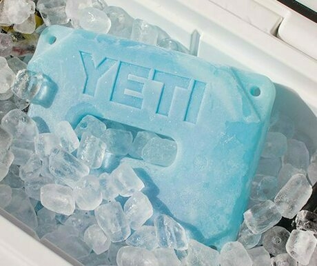 イエティのクーラーボックスに氷をいれた様子