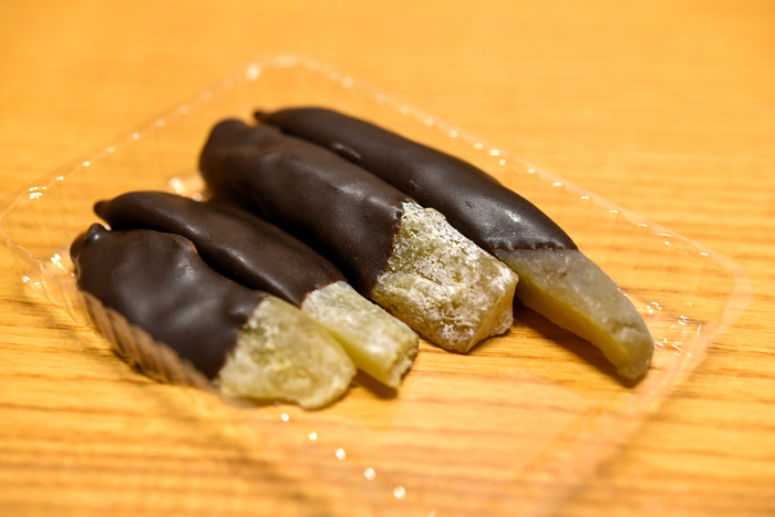 チョコレートをトッピングした棒状のもの