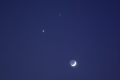 夜空に浮かぶ月