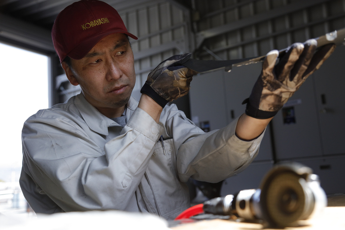 金属板をチェックする男性