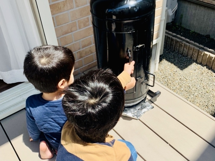 おうちキャンプで燻製をする子供たち