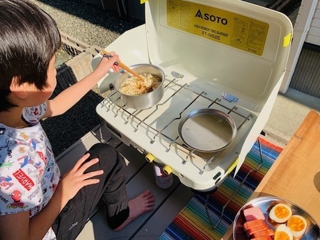 ラーメンを作る子供