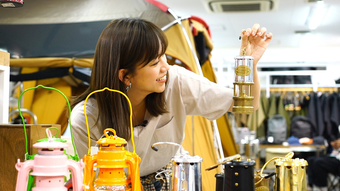 ゆりキャン内、ランタンを選ぶシーン